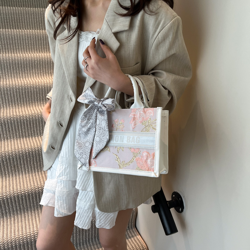 Bolso de moda de tendencia de letras de gran capacidad de cercanías 2025 nuevo estilo casual estilo occidental todo-fósforo bolso especial