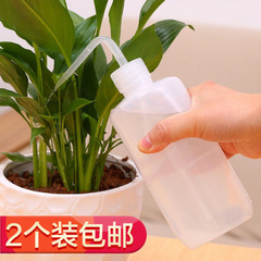 尖った口の口を曲げて壺を押しつぶすツール家庭用の花をやる小さいスプレーポットは花の室内の植物の多肉を育てて水筒の長い口の壺に水をやります。