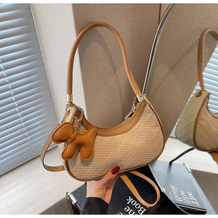 This is a new, trendy and fashionable, simple and retro commuting bag for women in 2025, featuring a soft leather bag with a high-quality texture undefined