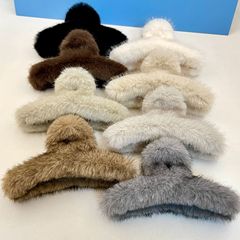 欧飛楽の新型韓国版ミンクの毛は女性の後頭部を挟んで大きいサイズの毛を巻いてサメの魚を挟んで髪を飾ります。