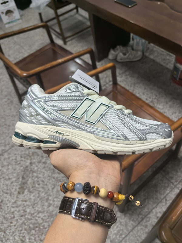 1906R ファッションメッシュ通気性ロートップランニングシューズ高品質多用途耐摩耗性スポーツシューズ男性と女性用|undefined