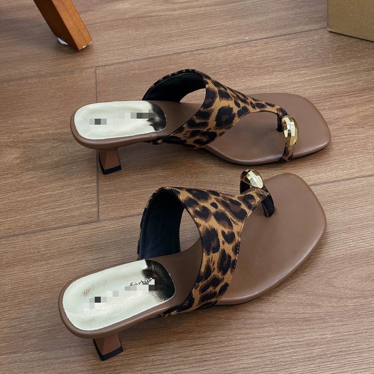 Zapatillas de tacón medio para mujeres verano 2026 nuevas zapatillas de tacón alto de estilo francés no se cansan de los zapatos de pinza