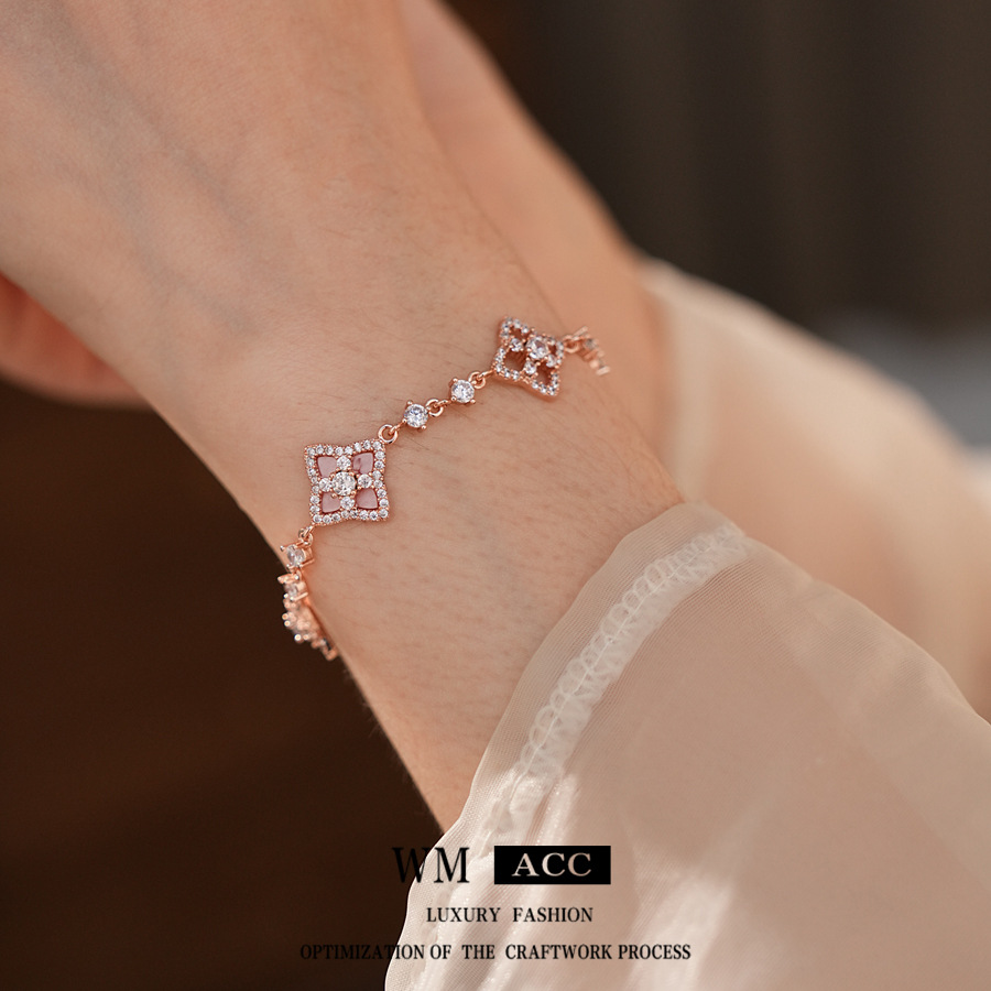 Zircon hueco flor de frita pulsera de extracción estilo estilo francés personalidad pulsera de lujo ligero joyas de mano de alta calidad