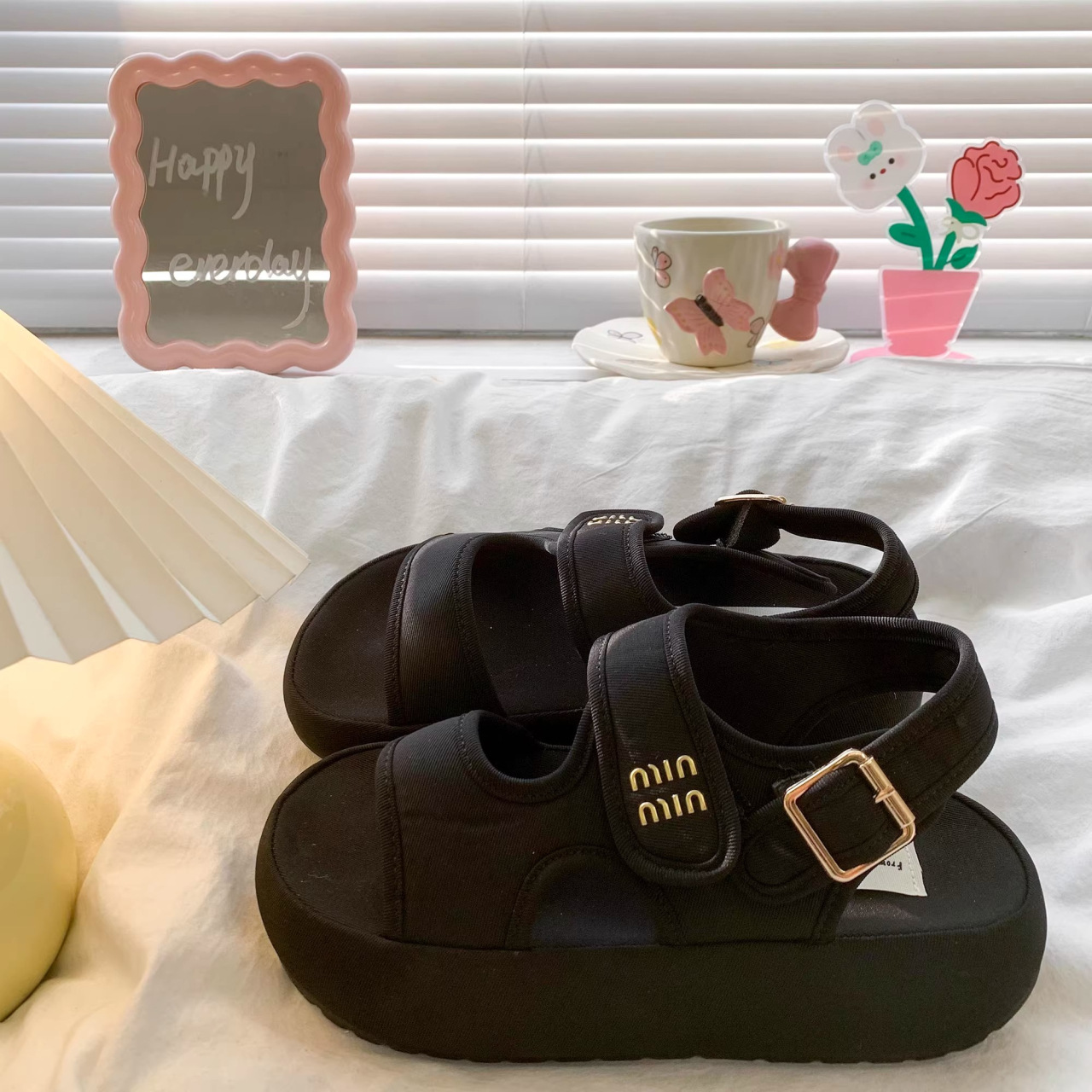 Zapatos muffin de niñas pequeñas sandalias suaves de verano 2026 nuevos niños de moda sandalias de hebilla de dedos abiertos