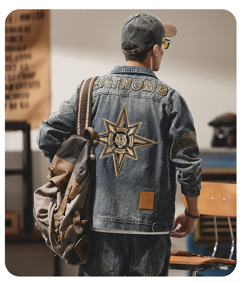 Herr jeansjacka i lyxig bikerstil med broderier_voghion.com