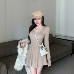 燕麦色喇叭袖针织连衣裙女秋冬季富家千金大衣内搭包臀毛衣蓬蓬裙
