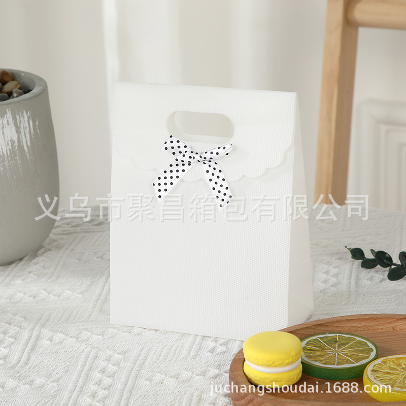 Bolsa de regalo con lazo multicolor, bolsa de mano de polipropileno con tapa abatible, bolsa de regalo con diseño hexagonal tipo ramo.
