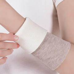 Fleece-lined wrist guards for men and women—thickened wool yarn design, keeping you warm, breathable, and protecting joints from cold; perfect for sports and outdoor activities.