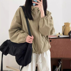カーキ色の短い登山服の突撃服のコート女性24早春の薄い防風工装ジャケットのスポーツ上着のファッション