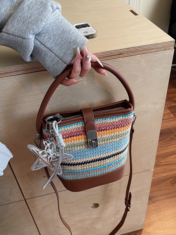 Bolso tejido femenino 2025 nuevo bolso de mensajero de diseño de nicho bolso de cubo de estilo occidental portátil a rayas de color de contraste popular