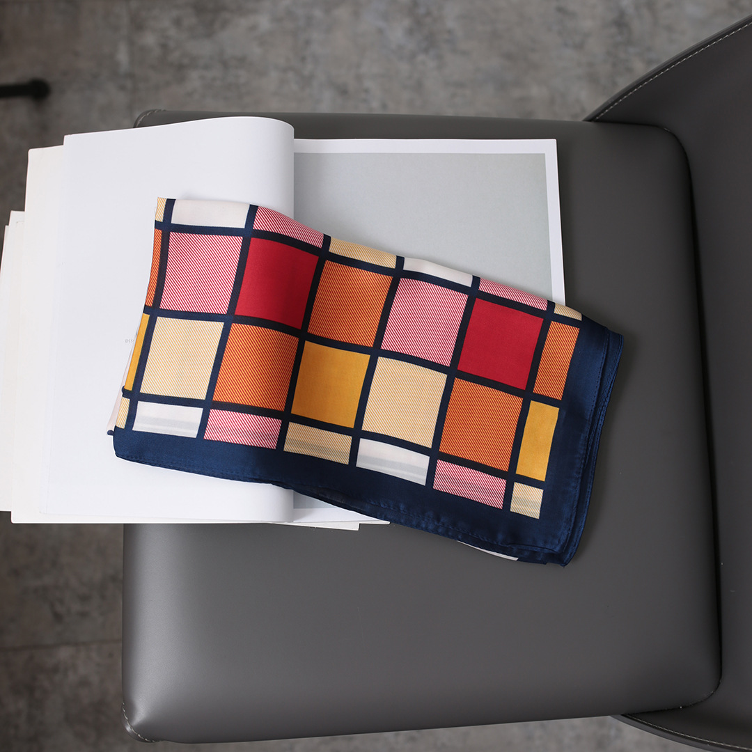 Decorative Small Square Scarf With Geometric Four Seasons Pattern_voghion.com