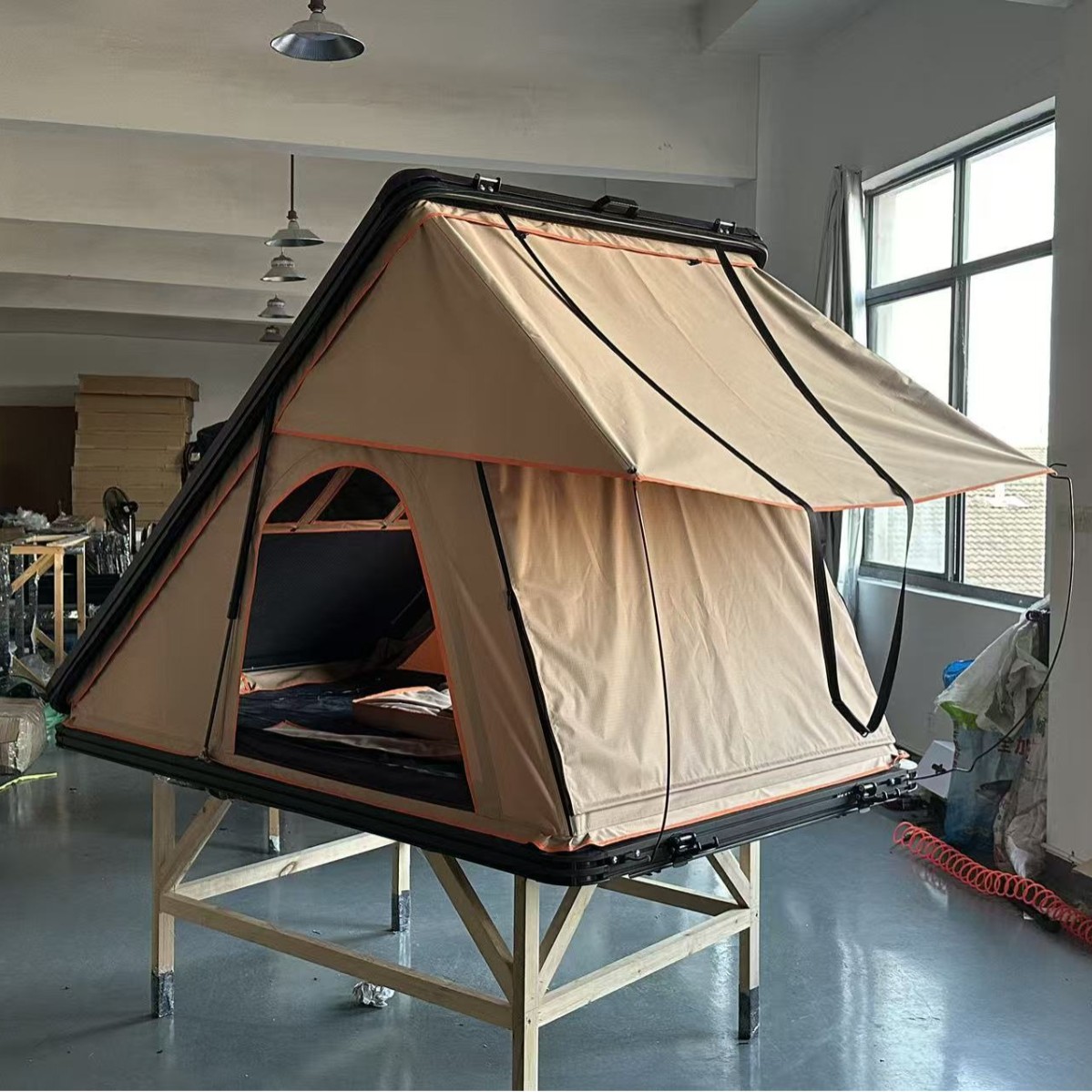 Fabricantes al por mayor de aleación de aluminio triangular sombrilla al aire libre camping viaje a prueba de lluvia gruesa techo duro