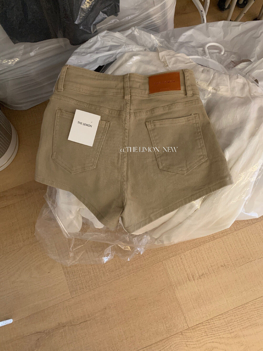 Quần short jean nữ lưng cao thiết kế hai khuy, dáng ôm gọn, phối màu cơ bản — màu đen, trắng ngà, màu kaki chi tiết 15
