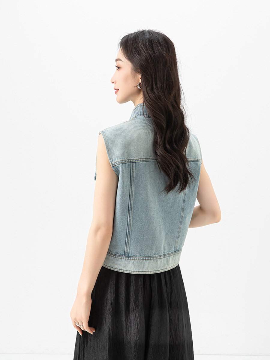 Áo gi lê denim vạt chéo Xinge không tay, may thủ công đính kim cương, dáng rộng suông — Màu xanh lam nhạt