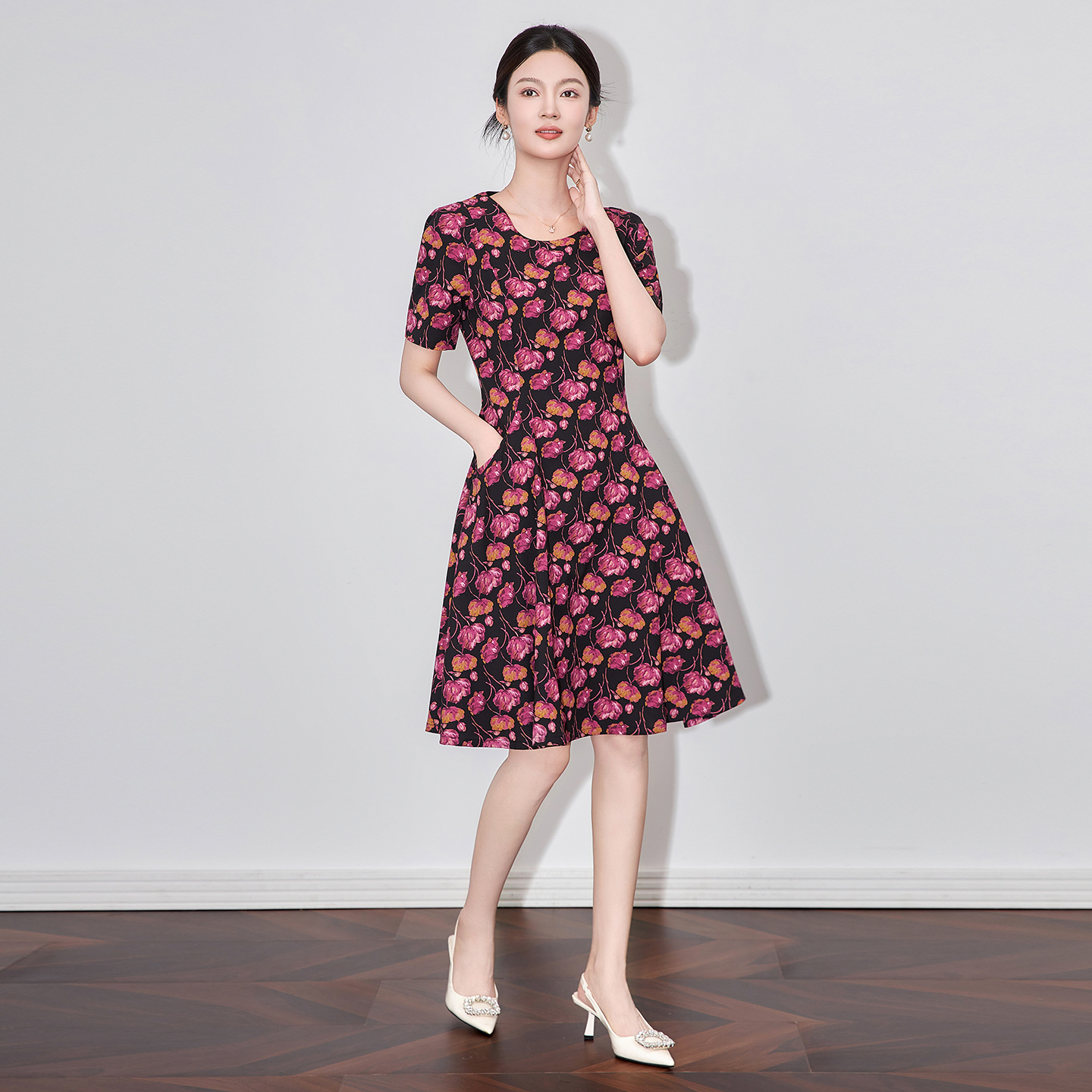 Đầm maxi nữ thắt eo tay ngắn in họa tiết hoa cổ điển kiểu Pháp — hoa hồng đỏ