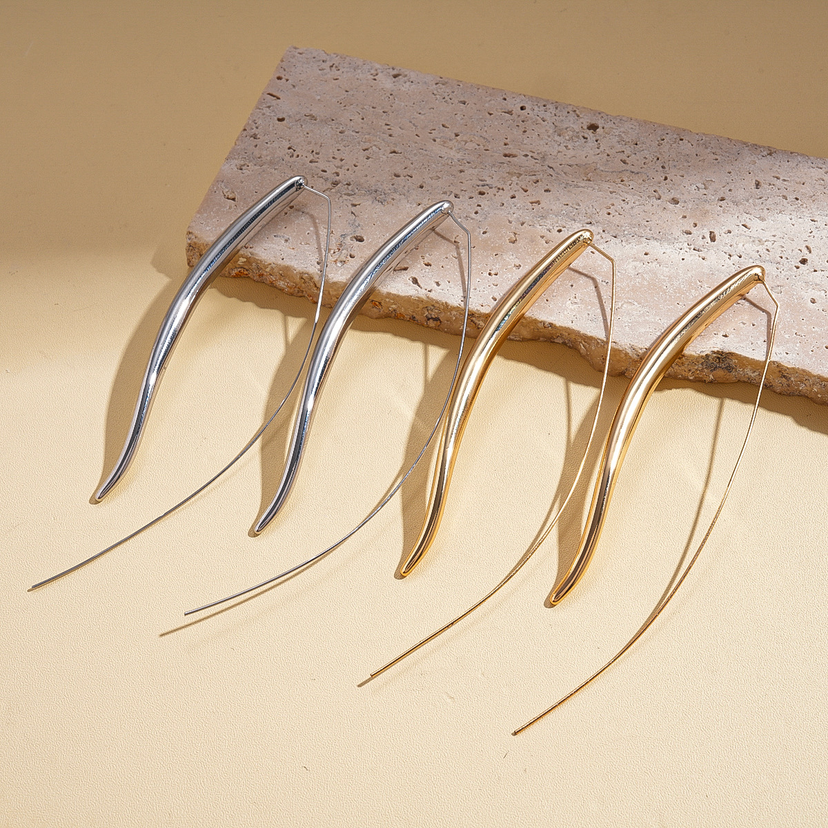 Europa y los Estados Unidos exageraron la superficie de metal brillante en forma de gota de agua ganchos de orejas largos personalidad transfronteriza simple nicho de alta sensación pendientes para mujeres