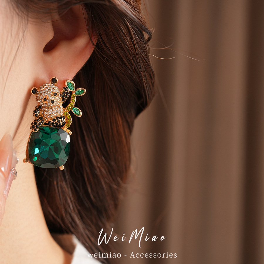 Aguja de plata con diamantes panda cuadrado colgante pernos de orejas de moda exquisita temperamento aretes de nicho de diseño de orejas para mujeres