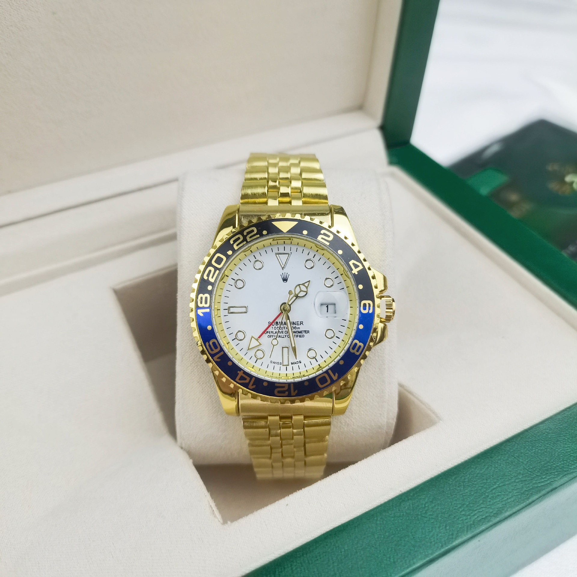 Four-pin coke circle, five baht gold, black and blue circle, white surface