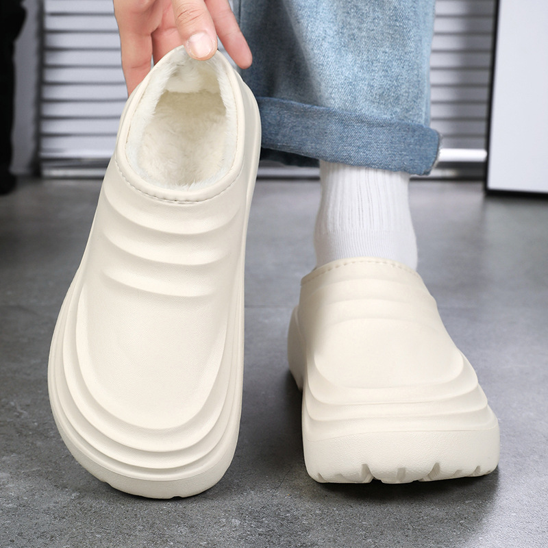 Zapatillas de algodón para hombres invierno 2024 nuevo tipo de terciopelo calentador y grueso para el hogar interior a prueba de salpicaduras zapatos de algodón para hombres
