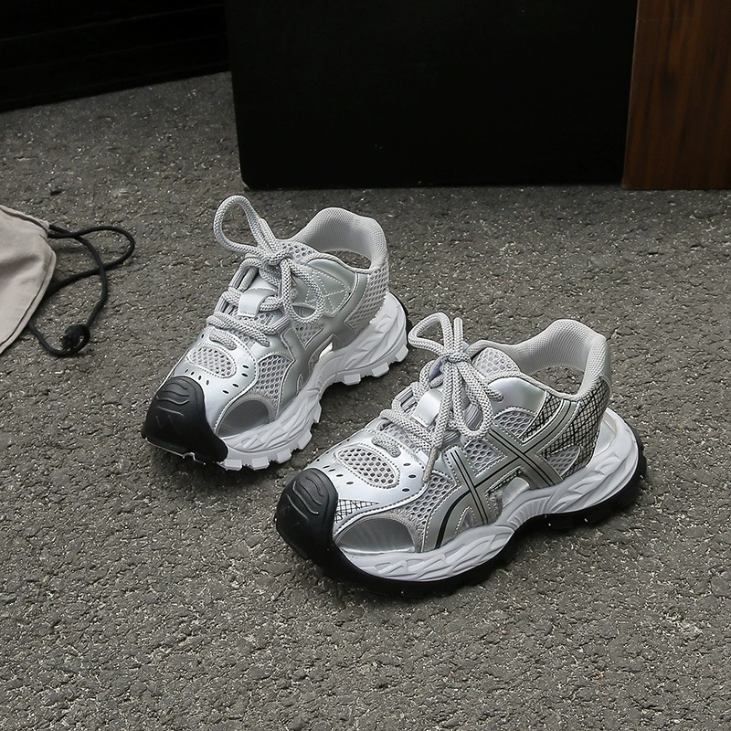 Спортивные сандалии для мальчиков 2025 лето новые закрытые сандалии для девочек с перфорацией дышащие сетчатые кроссовки для бега с каркасом.