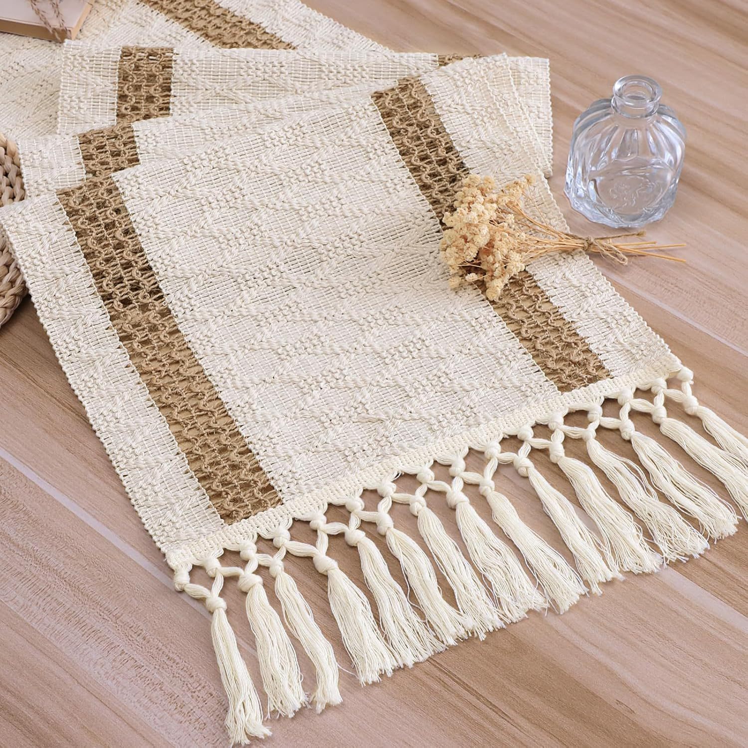 양쪽에 얇은 리넨 매듭이 달린 태슬