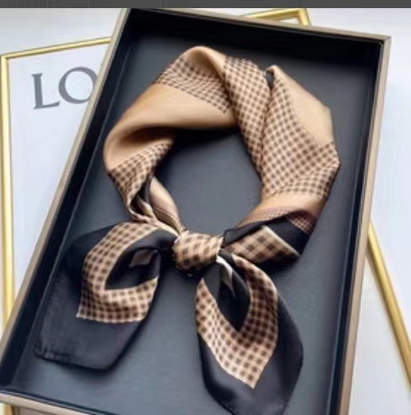 Versión coreana de todo fósforo primavera 2025 nueva moda 70 bufanda pequeña bufanda cuadrada mujer a juego camisa pequeña bufanda bufanda al por mayor