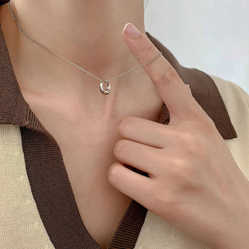 Japanese and Korean-inspired cold Ins geometric circle pendant necklace for women, retro minimalist fashion temperament ring lockchain