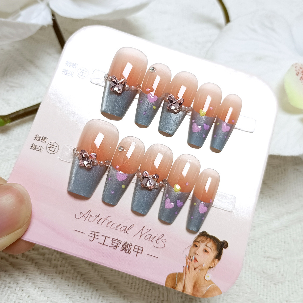 Uñas postizas de mariposa de moda en TikTok, uñas postizas hechas a mano con diamantes de imitación y diseño de corazón de sal marina, juego de 10 piezas con variaciones de tamaño, pegatinas de uñas de alta gama.