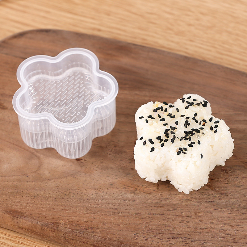 子供のおにぎりの型の海苔はご飯の三角のおにぎりの食品級の材質を包んで作ります。|undefined