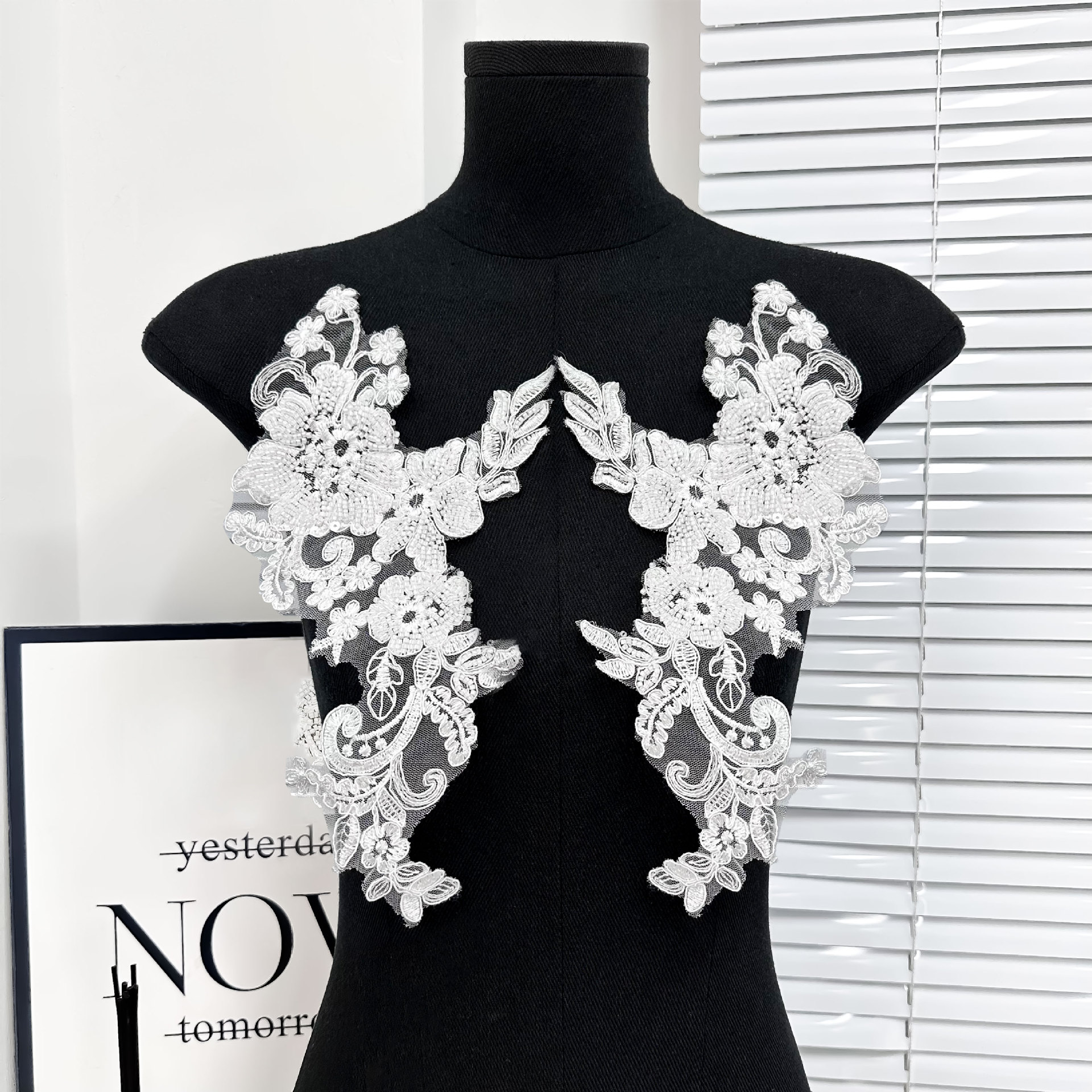 Explosiones fuera de línea en blanco y negro de lujo bordado encaje cuentas de exportación encaje hueco vestido de boda con flores accesorios velo