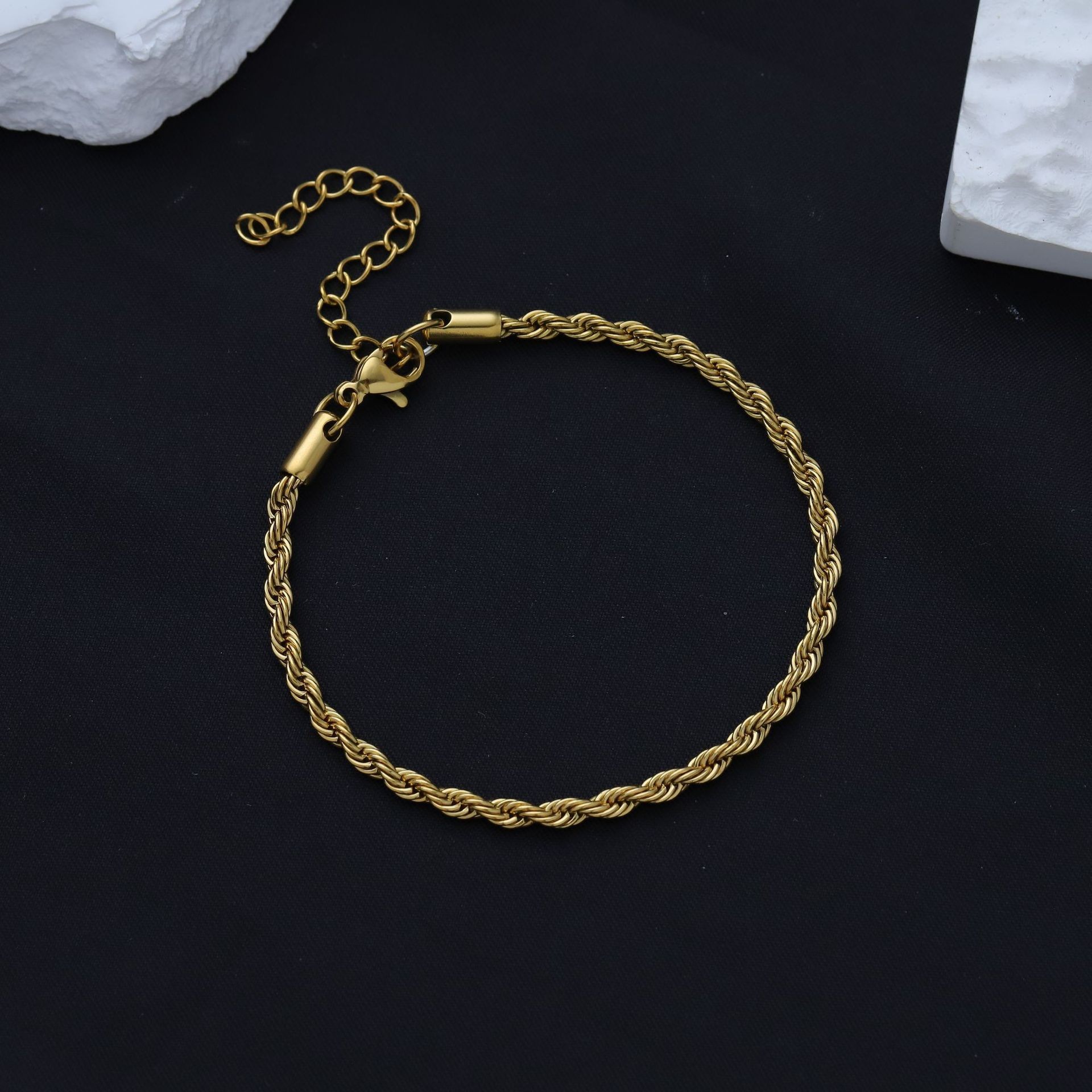 3mm wide and 17+5cm long [twisted gold chain with tail]