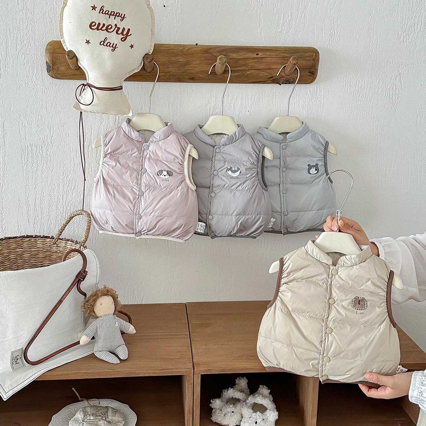 Lightweight down vest for infants and young children, autumn/winter 2026 new style, unisex baby clothing, warm winter vest