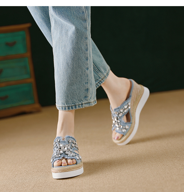 Dép sandal nữ quai ngang đế xuồng cao gót 9 cm, chất liệu denim phối đá đính và đế cói — Cao bồi xanh chi tiết 8