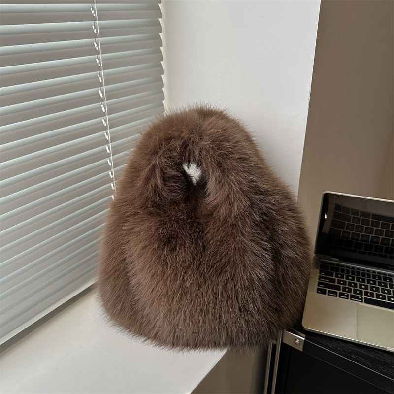 Bolsas de peluche de invierno 2024 nuevas bolsas de moda de mujeres estilo exterior simple bolsas de lana coreanas casuales