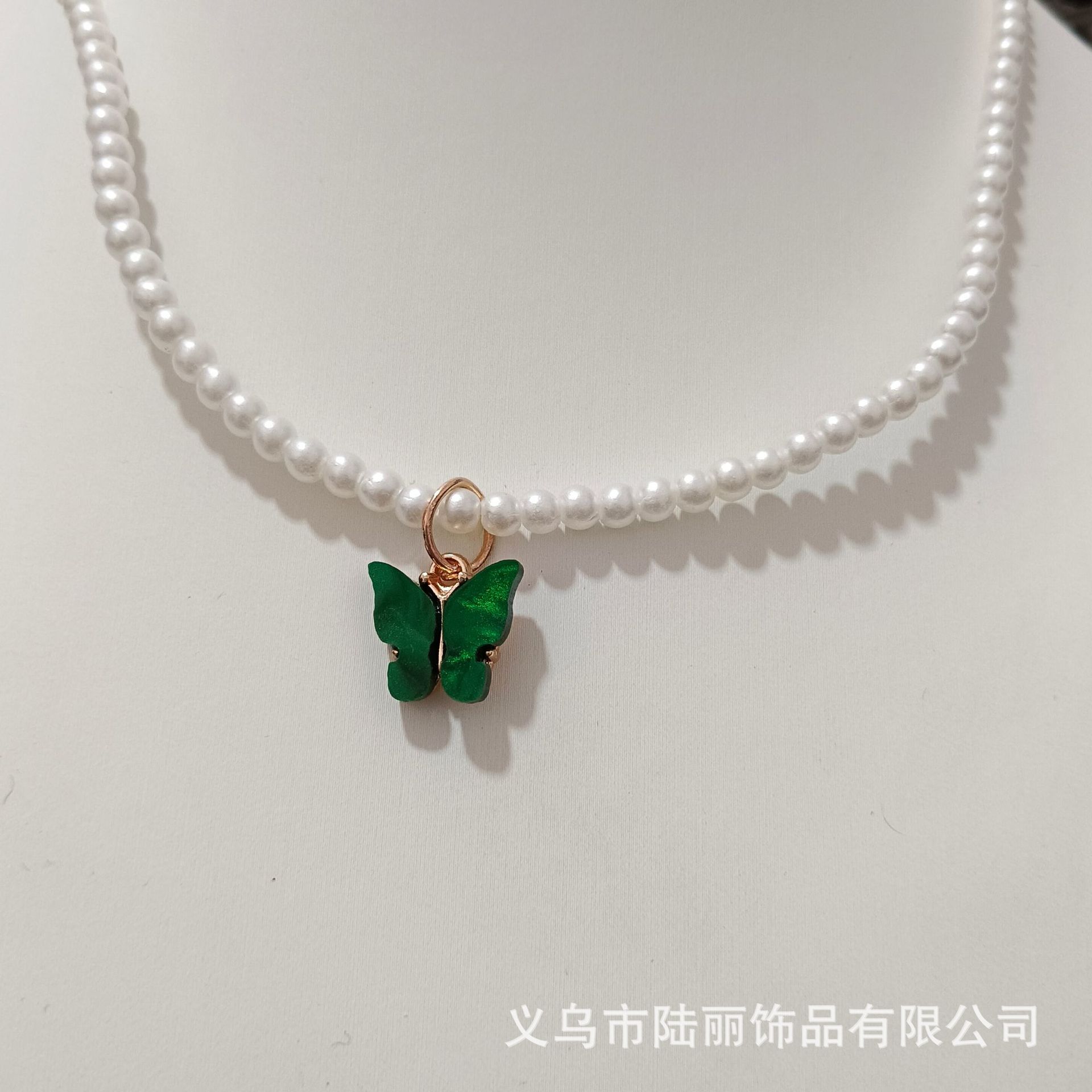 Joyería de comercio exterior transfronterizo ABS imitación perla con cuentas multicolor mariposa colgante corto collar de cadena de clavícula de las mujeres al por mayor