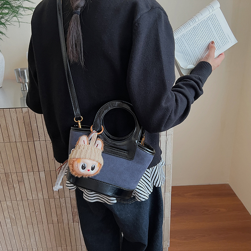 Bolso de mano coreano transfronterizo empalmado bolso de cubo de agua mujer otoño / invierno 2025 nuevo estilo de moda bolso de hombro bolso de viaje