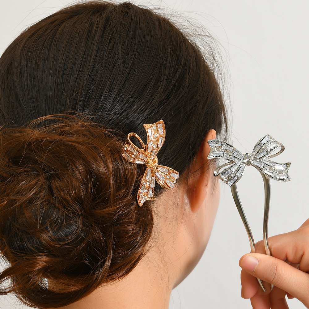 Nuevo estilo chino en forma de U arco pinzas de cabello de alto nivel pinzas de sensación de estilo antiguo flujo de fresa paso agitar flores incrustadas con diamantes pinzas de cabello mariposa