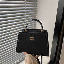 字母秋冬洋气斜挎简约休闲时尚2025轻奢新款新品印花手提小方包