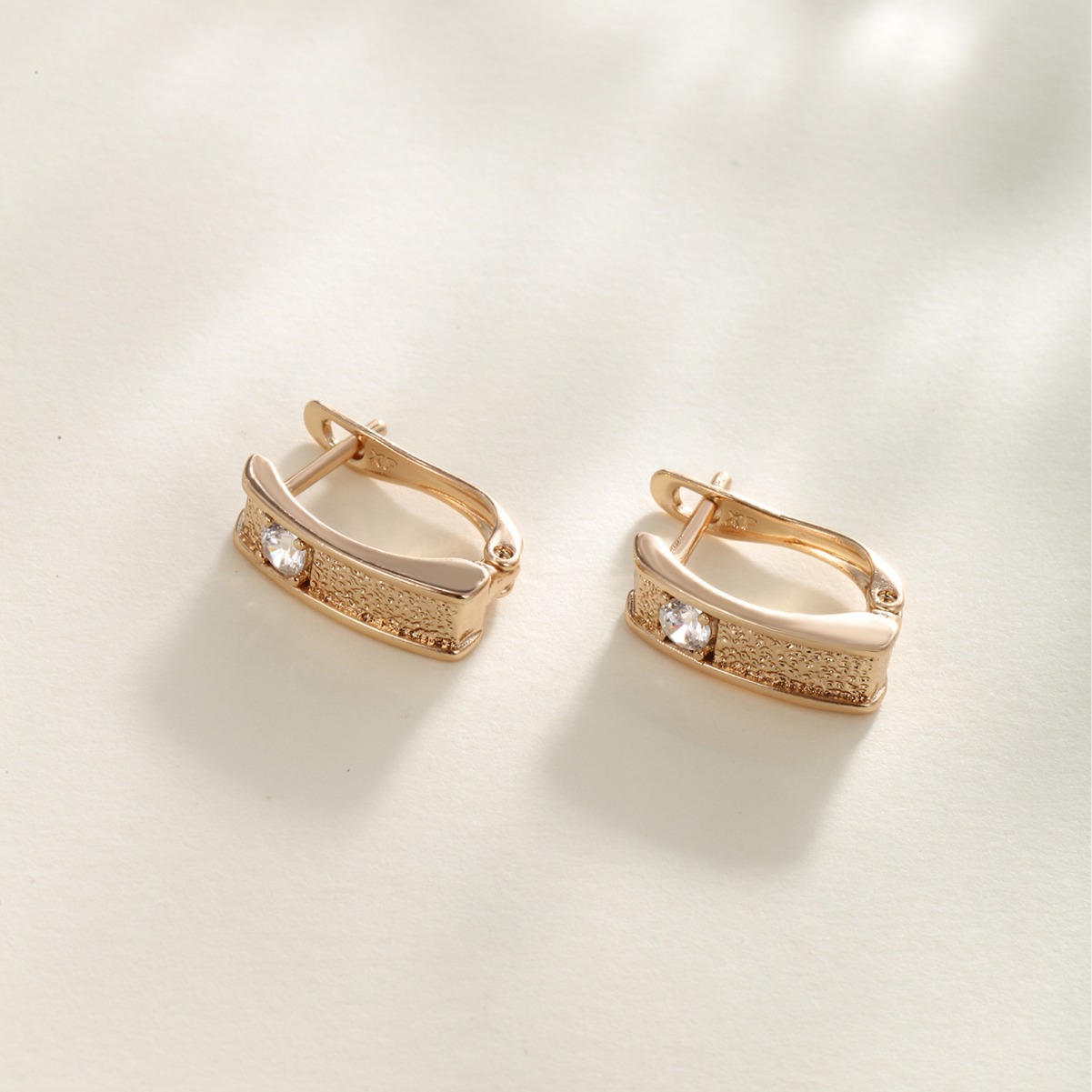 Xuping aleación dorada T-clip pendientes de verano lujoso nicho ligero estilo europeo y americano simple pendientes para mujeres