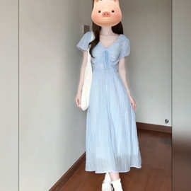 法式泡泡袖蓝色v领连衣裙女夏2026新款小个子高级感收腰显瘦长裙