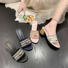 2025夏の新型D家の古い花の刺繍のフラットスリッパの女性の外はネットの赤い砂浜のレジャーの1字の涼しさを着ます。
