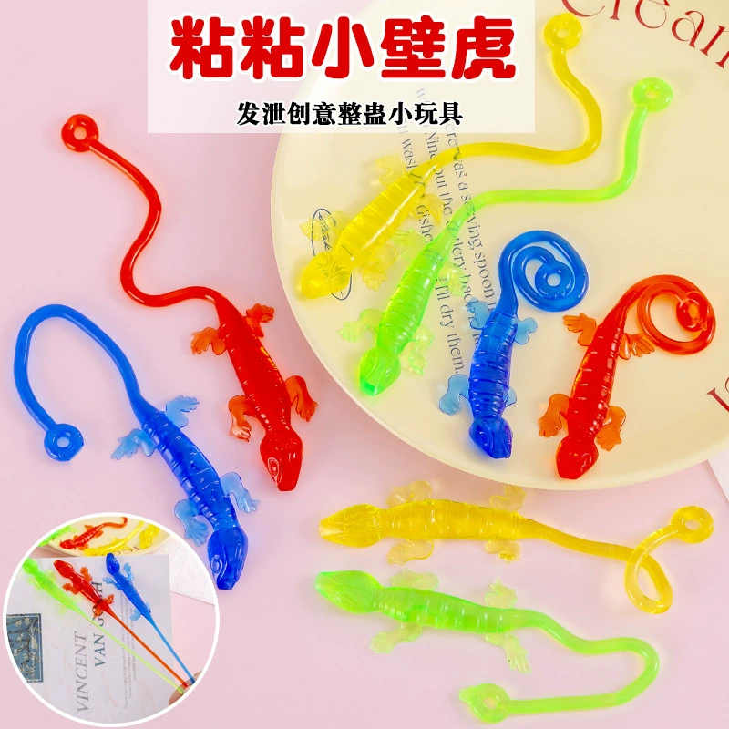 Липкий геккон карабкается на стену Липкий геккон игрушка липкая рука трюк детская маленькая игрушка распаковать трансграничный источник