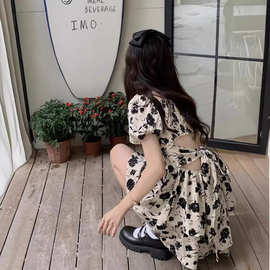 泡泡袖连衣裙女小个子公主风碎花夏季小众后背设计感显瘦甜辣短裙