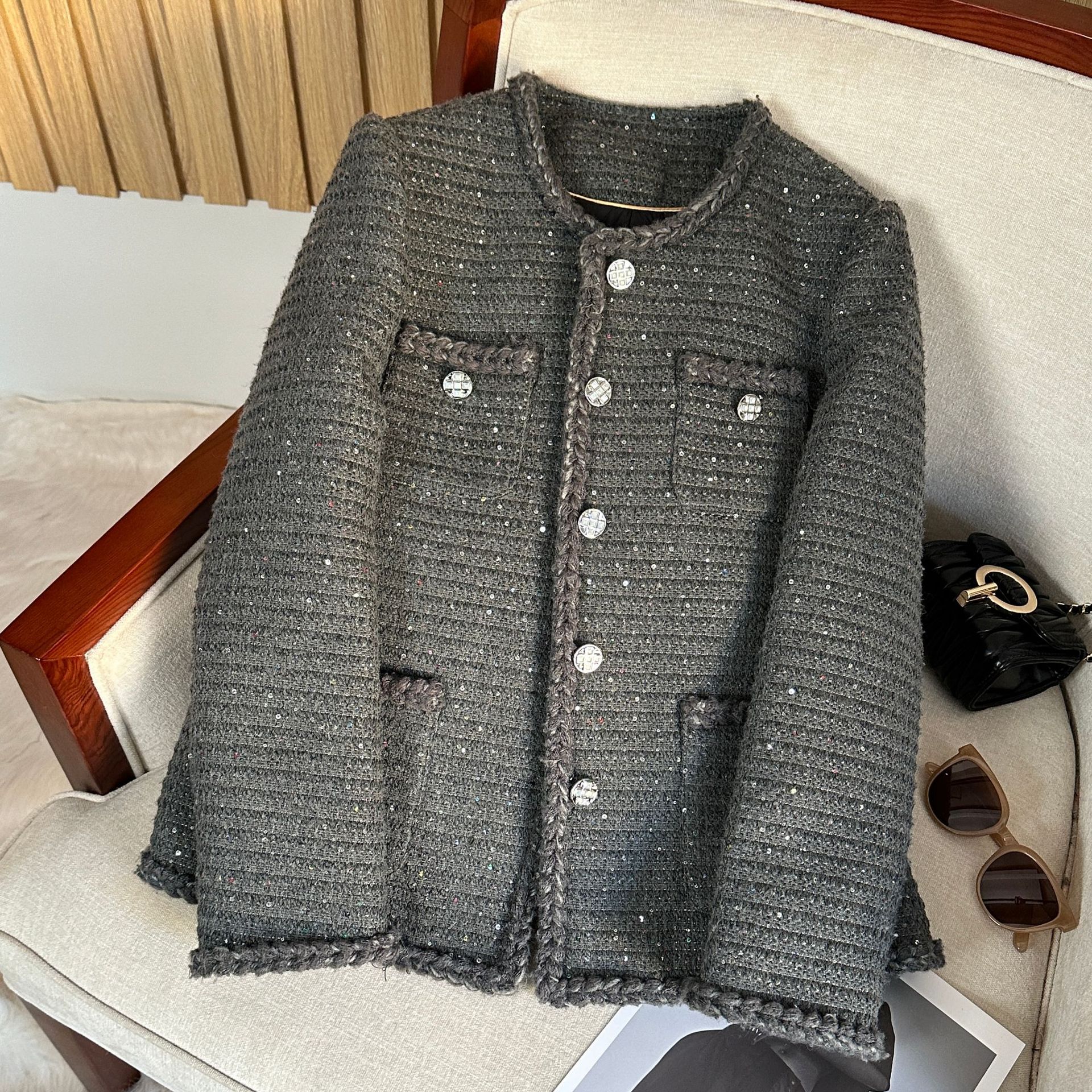 Gray Small Fragrant down Jacket for Women Winter 2024 New High-End French Retro Tweed Jacket A72090