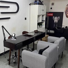 レトロなネイルテーブルの実木美甲台のシングル二人のシンプルな掃除機の深い胡桃色のテーブルと椅子のセットは経済的です。