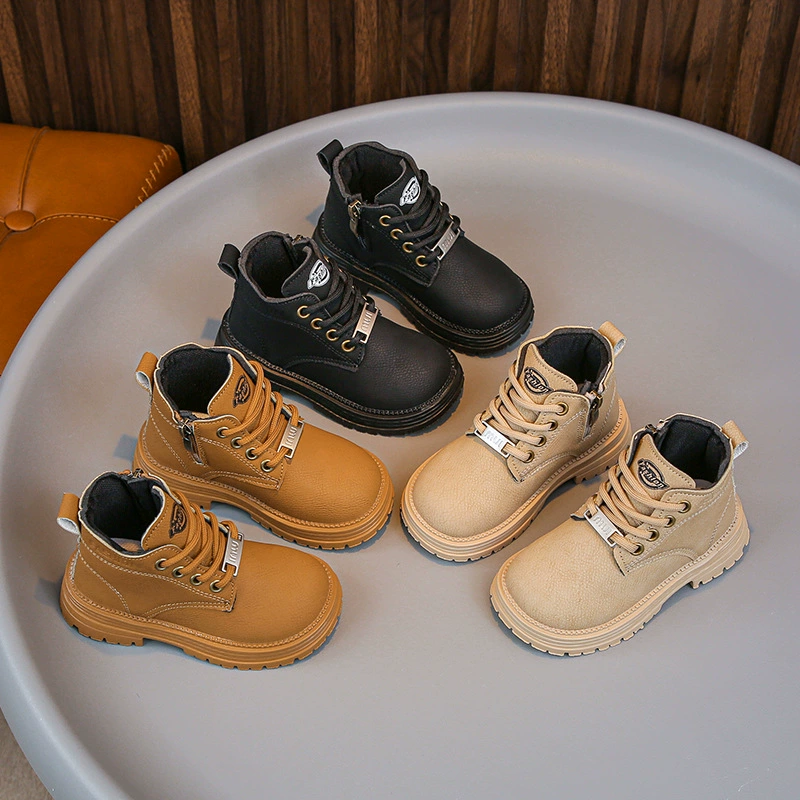 Новые модные короткие ботинки для мальчиков и девочек на осень/зиму 2025 года, корейский стиль, универсальные кожаные ботинки для малышей, мягкая подошва, трендовые ботинки-мартинсы