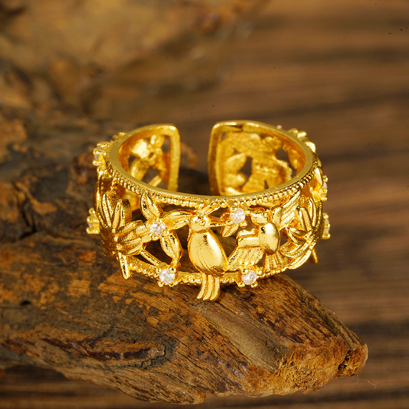 Flores y pájaros retro palacio aire hueco anillo de oro de arena lenguaje de pájaros fragancia dorada no se desvanecerá anillo femenino al por mayor