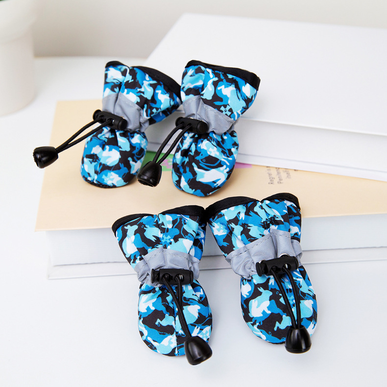 부드러운 밑창의 파란색 위장 신발