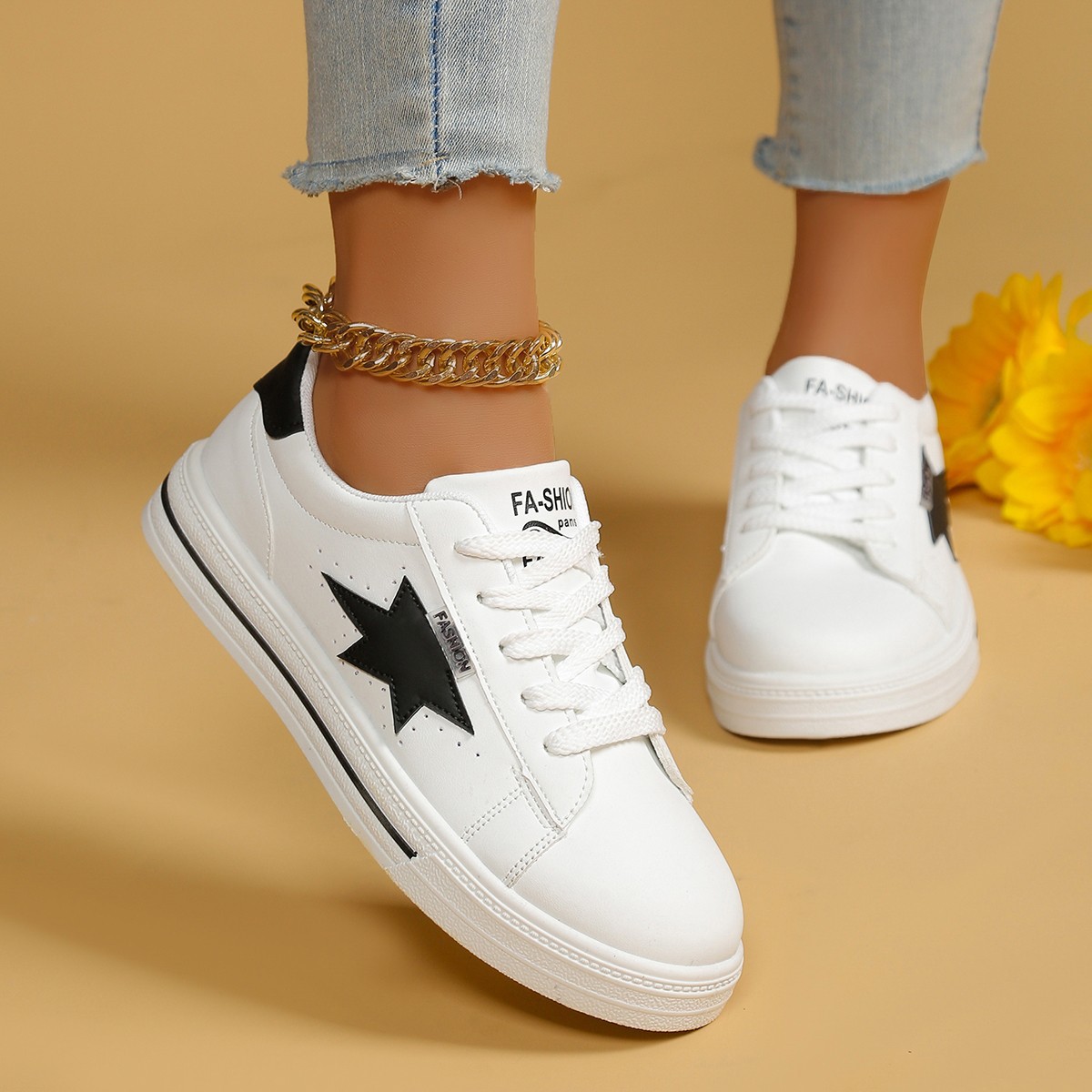 Zapatos blancos universales para mujeres 2025 primavera nuevos estudiantes estrellas zapatos casuales zapatos de skate baja tendencia ultra ligera