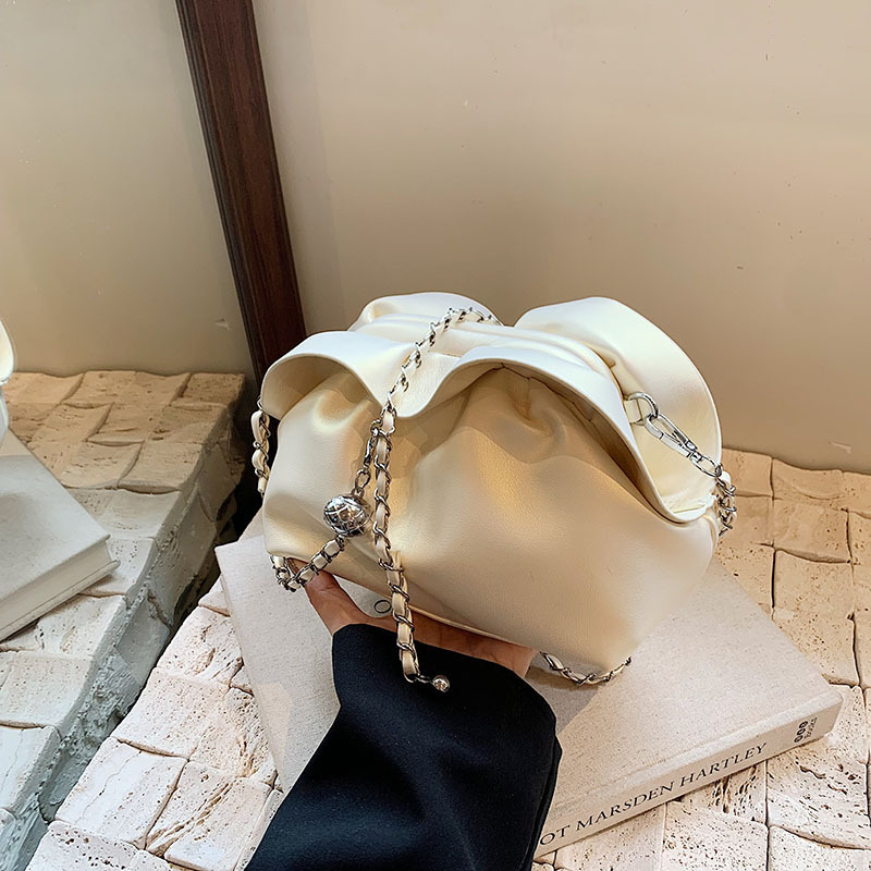 Bolso de axila de nube de boca de clip de pliegue femenino 2024 nuevo bandolera de nicho bolso de axila de cadena de todo fósforo de moda coreana